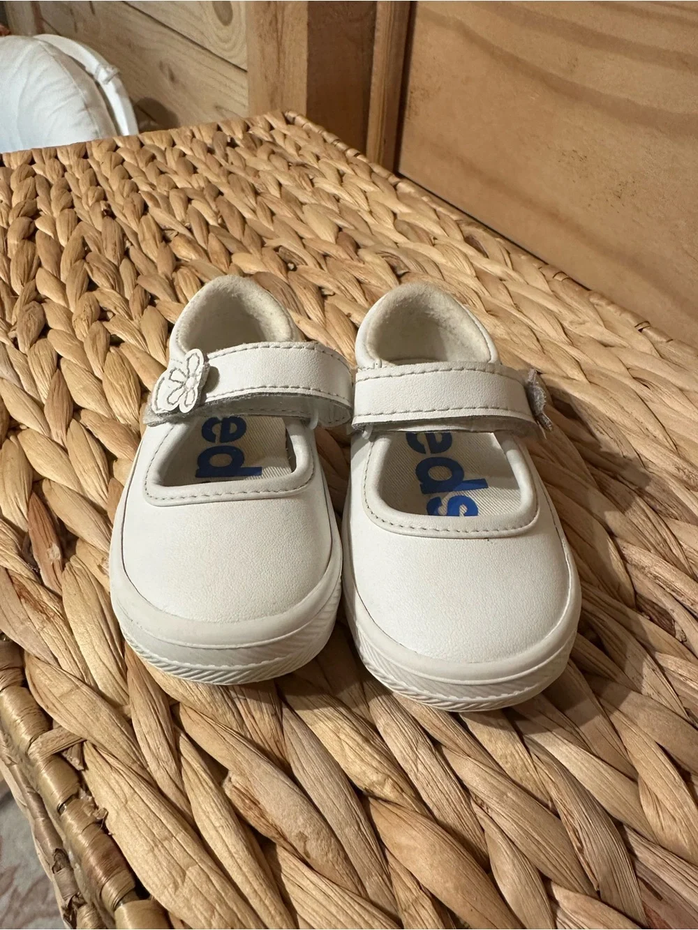 Size 4 Keds Kids white Mary Jane Shoes with Flower Strap